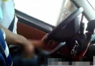 一出租司机开车时做不文明行为，被女乘客拍了下来！