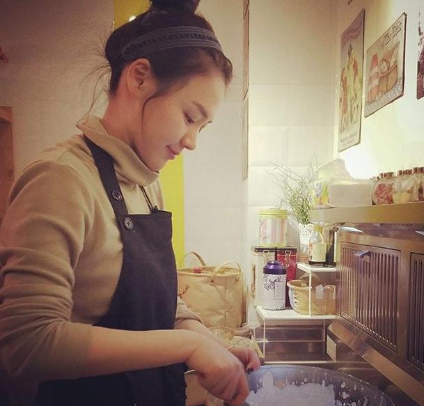 带你看看马思纯住的豪宅，买房特意选顶楼，天台这样装修太舒适了