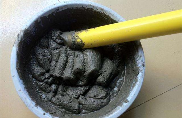 门窗填缝，用水泥还是发泡胶？我家选错，门窗出现裂缝，后悔