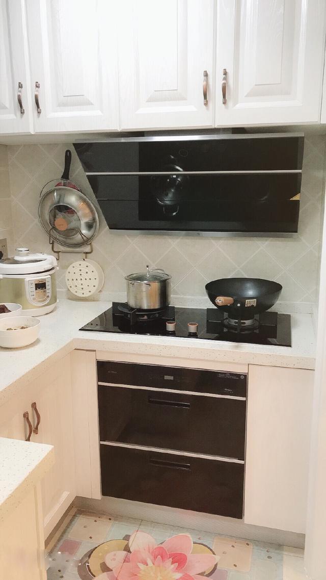 老公装修的新房豪华大气，来参观的人都说是小区里最漂亮的！