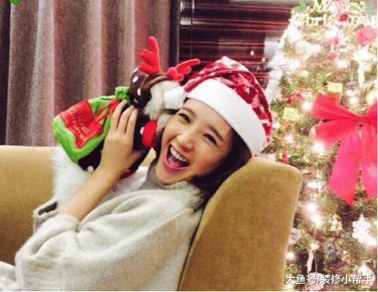 唐艺昕现实的豪宅，酒架上面的酒价格不菲，也不知道谁能有幸喝到