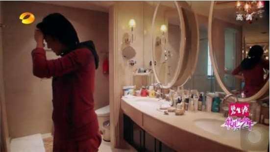 ?参观许晴现实的豪宅，家里布置太凌乱了，到处都是杂物