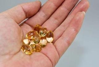 同济医学院医生：药店“半文不值”的维生素E，抹一抹，像打水光针