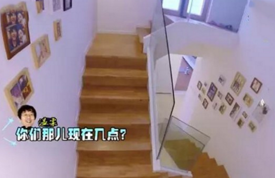 带你看看郑钧住的豪宅，墙面设计很普通，全屋都是白墙面