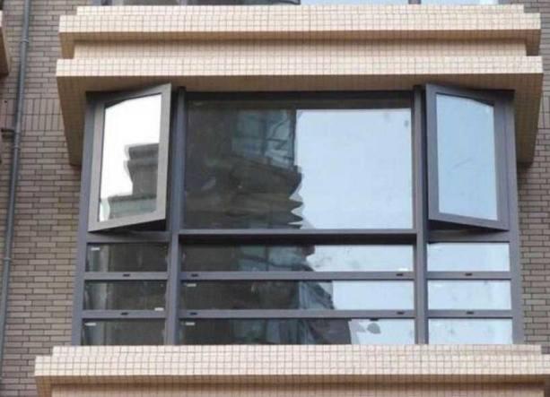 越来越多人家里不挂窗帘了，老师傅道出真相，懊悔知道晚了