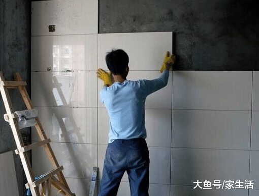 聪明人贴瓷砖都不用水泥了，都流行这样装了，实用又美观
