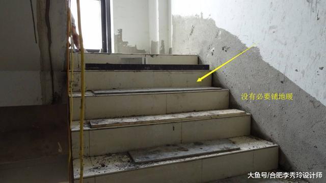 想给楼梯铺地暖, 工人却阻止我, 踏步不到30公分, 管道都堵死了