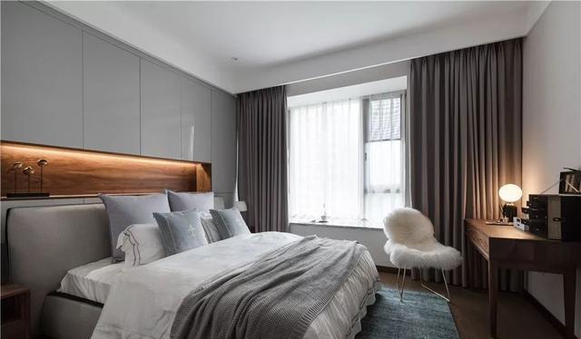 參觀同事新家，臥室背景墻這樣做收納柜，床頭柜都不用買了！