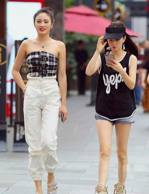 长发女神走心的吊带配短裤, 曼妙身姿很是惊艳!