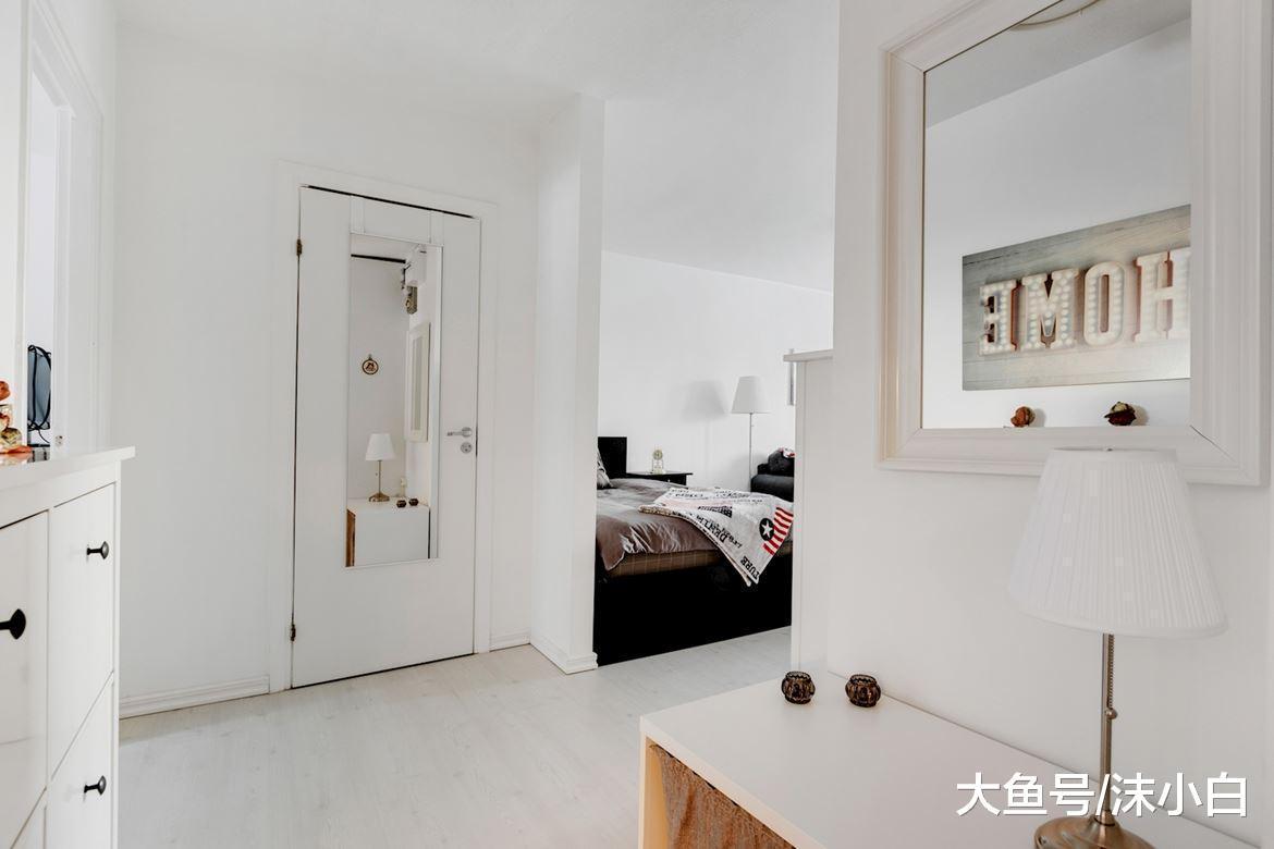 曬我57平小戶型，衛生間門上裝鏡子，客廳加張床立馬多一間房！