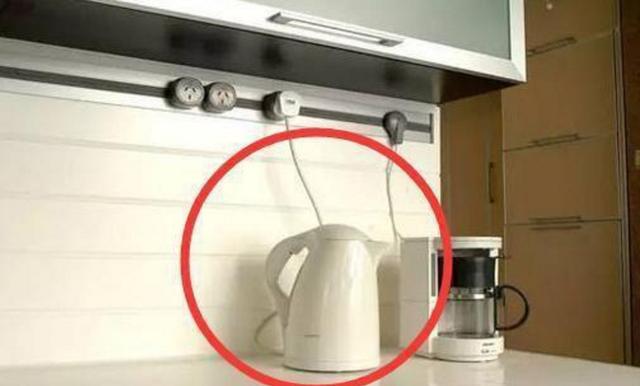 你家还在用电热水壶烧水喝吗？听电器师傅说实话，以后别再瞎用了