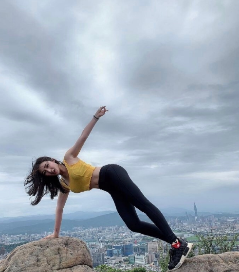 爬山吗？爬到山顶这个玉米就是你的了！