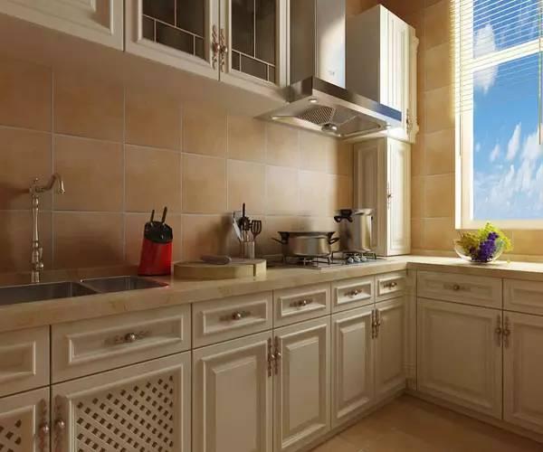 美式田园风别墅装修，楼梯转角做了一个很时尚又实用的吧台！