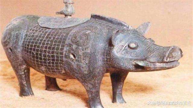 父子建房挖地基，不料挖出铜猪，专家鉴定后：房子拆了接着挖