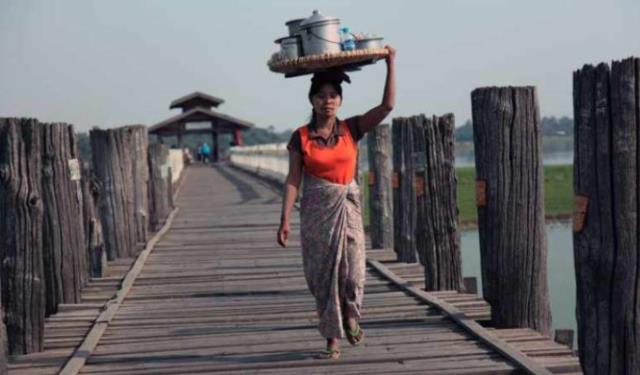 缅甸国内的美女们，对游客们相当友好，为何导游却说别“招惹”？