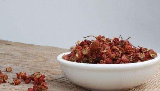 老人长期花椒泡脚，到了80岁还满头黑发？真的假的