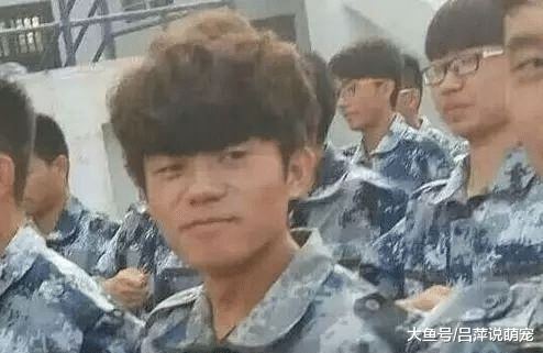 明星脸遗落民间，吴亦凡送外卖，刘德华卖煎饼，网友：就服岳云鹏