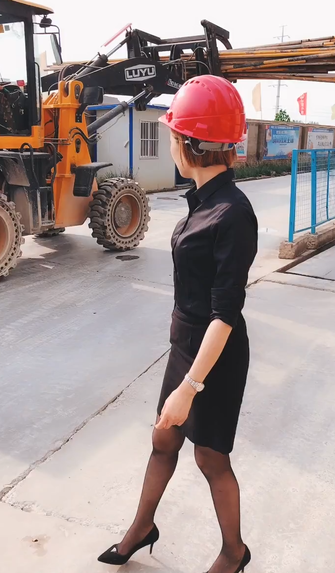 美女一身职业装，看气势很像女总裁