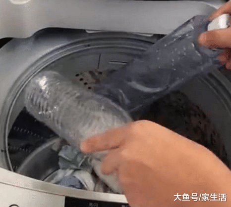 往洗衣机里扔进两个饮料瓶，效果比手洗还要干净，这方法太省力了