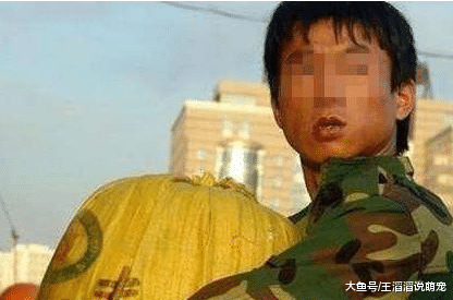 农民工捡巨款，为等失主错过火车 失主一句话激怒在场众人