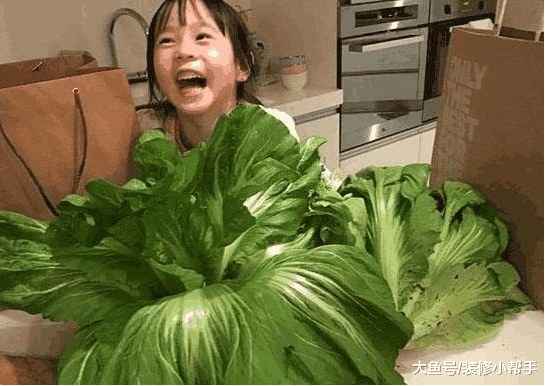 歌手彭佳慧现实的家，衣服买太多了，在走廊都要装衣柜来收纳