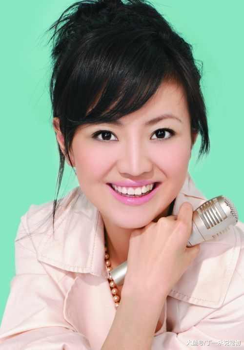 央视最低调主播，气质胜过董卿，开宝马出行，男友帅气又多金！