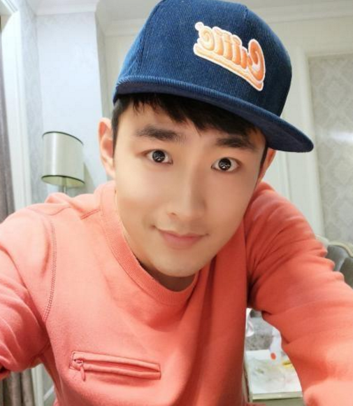 带你看看王彦林住的豪宅，全屋只做了大白墙设计，装修很普通