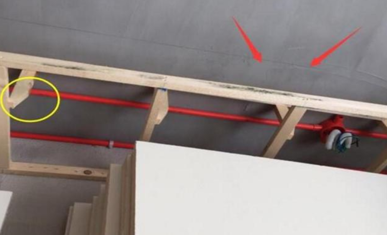 业主夸师傅很专业，而师傅则指了指材料，并表示没有质保