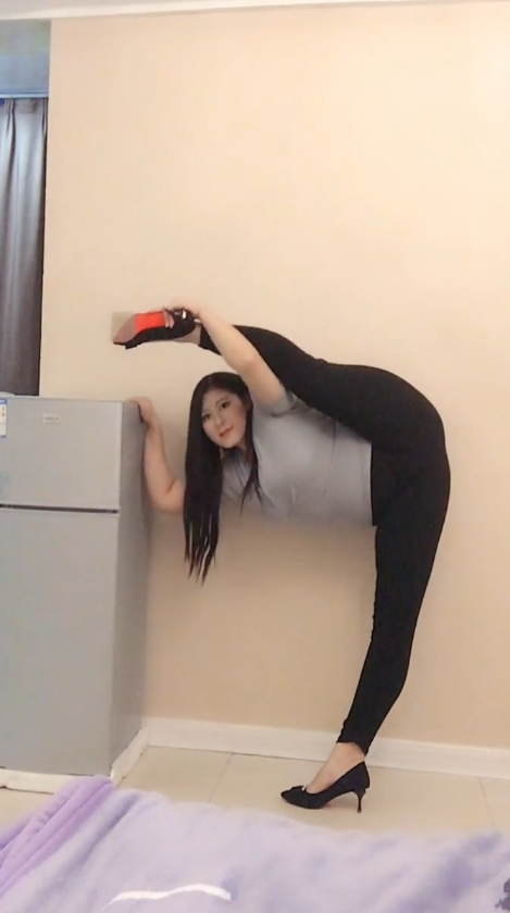 在冰箱旁边练一字马的胖少妇，这么胖身段还能这么柔软！