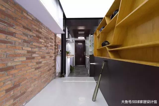北京小伙蜗居23㎡，为洋媳妇爆改老房变高科技豪宅，竟还有电影院