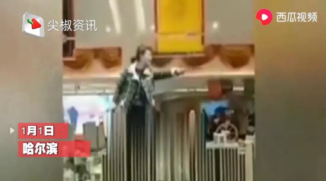 售楼处里一女子往自己身上倒汽油，啥原因对自己这么狠？