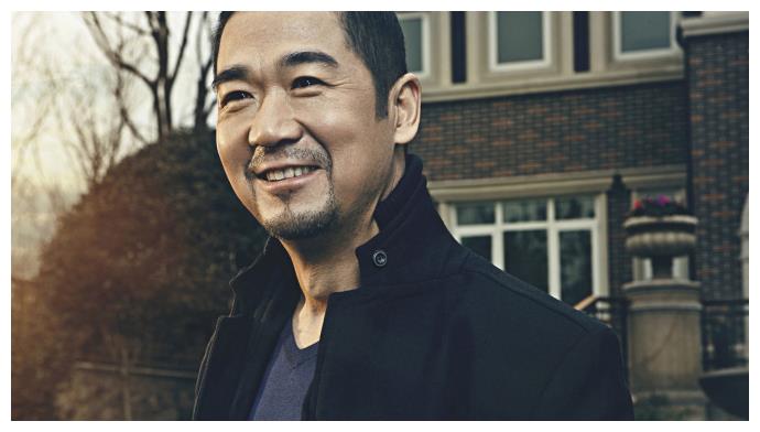 以前觉得张国立就是演员，如今认为他是位英雄，德艺双馨实至名归