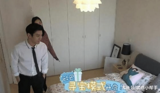 刘雯晒出自家房子, 客厅还摆了一块小黑板, 上面贴满了贴纸