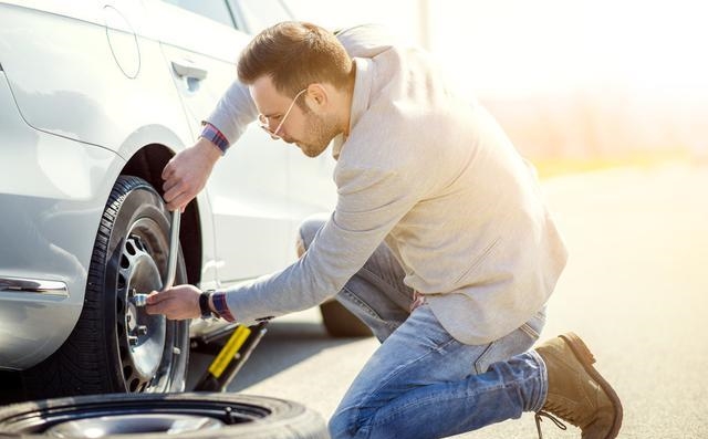 夏季高温，开车如何防止爆胎？这4个要点是关键，赶快来看看吧