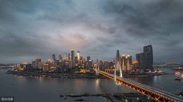 楼市寒风起，开发商炒房者降价比拼，房价一跌再跌，起步降价30%