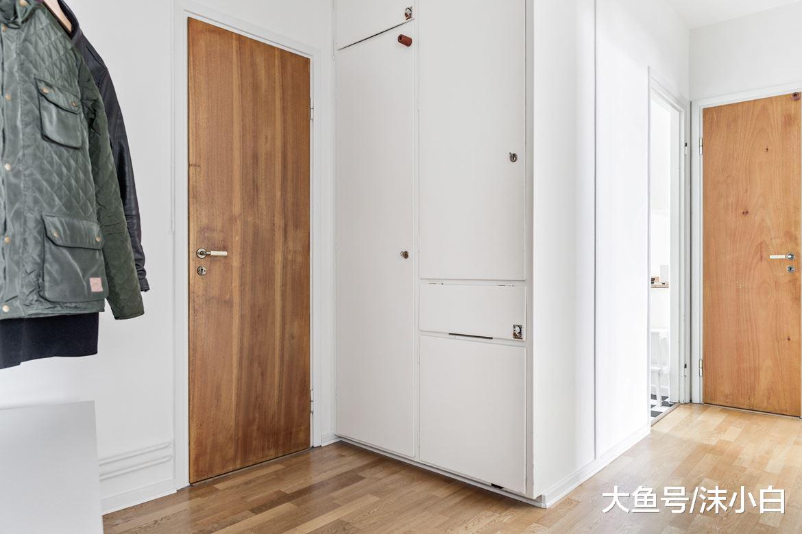 打拼9年，为表孝心买下57平小户型，在卫生间门口装衣柜！晒晒