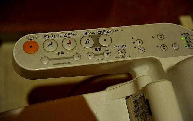 秒变艺廊的日本公厕，首次去日本的国外游客惊吓一下