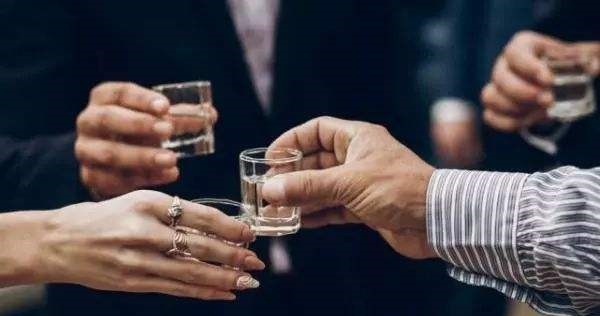 中国白酒界涌出一“搅局者”，靠二十多块的酒，却实现年收入破十亿元