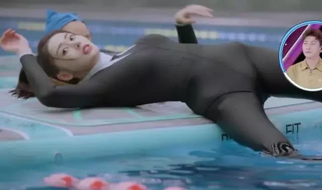 张天爱的"西装泳衣"有多勾人?本以为很保守,浮出水面那刻却惊艳全场