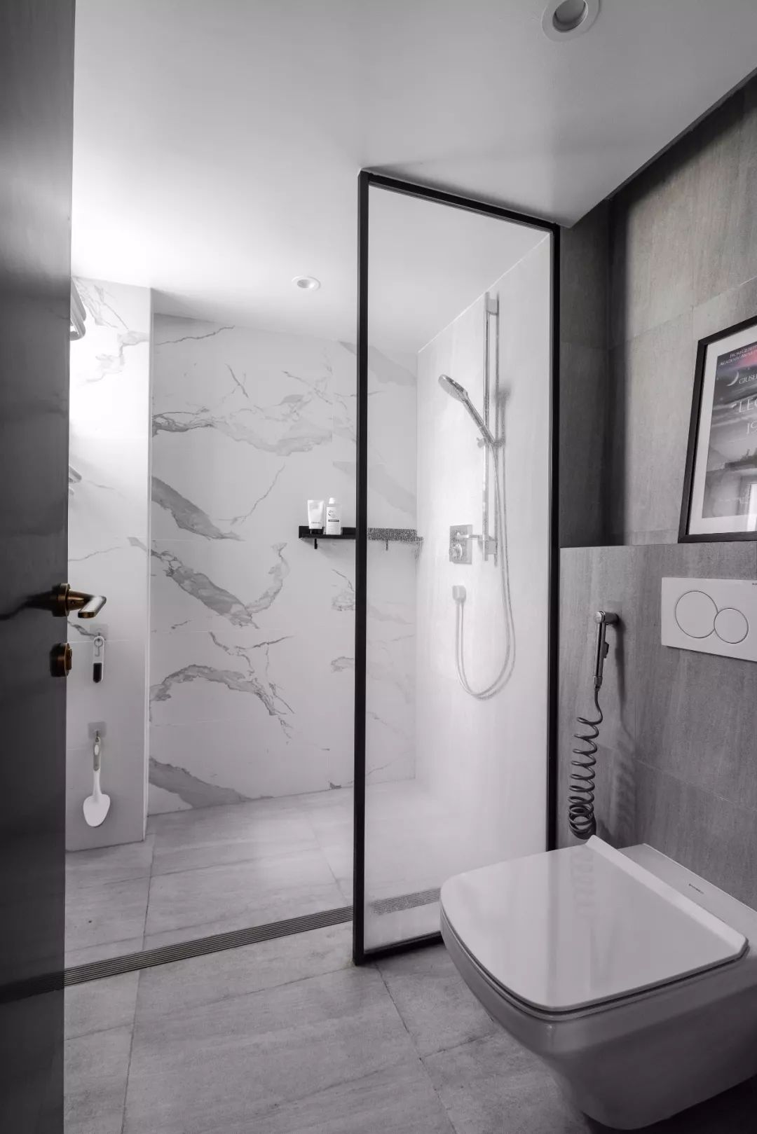 卫生间的淋浴房，怎么装隔断更好用？