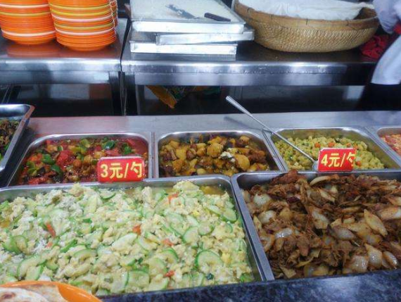 清华开学半个月，新生“炫耀”食堂饭菜，网友：大妈绝对不抖勺！