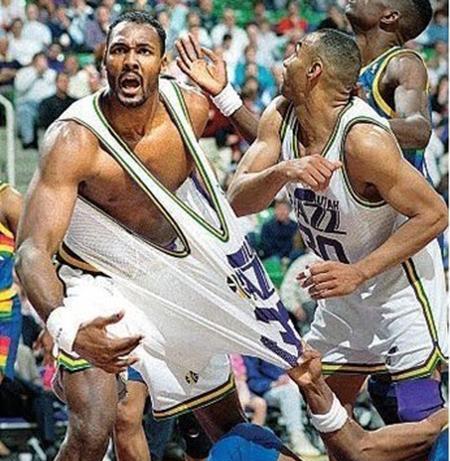 NBA赛场5大雷人瞬间，抠鼻子防守上镜，贝克汉姆偷瞄美女！