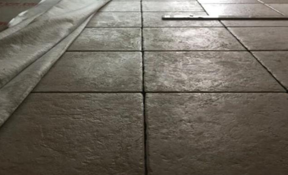 朋友说铺仿古砖才显档次，可还没等师傅铺好，我就后悔了