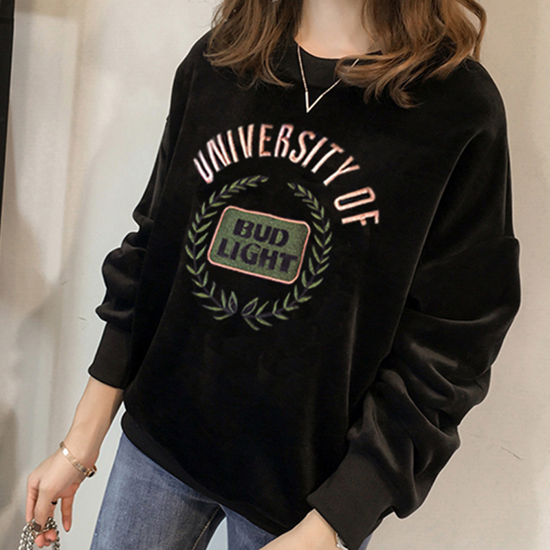 今年流行这样穿！卫衣搭配大衣，时尚不过时