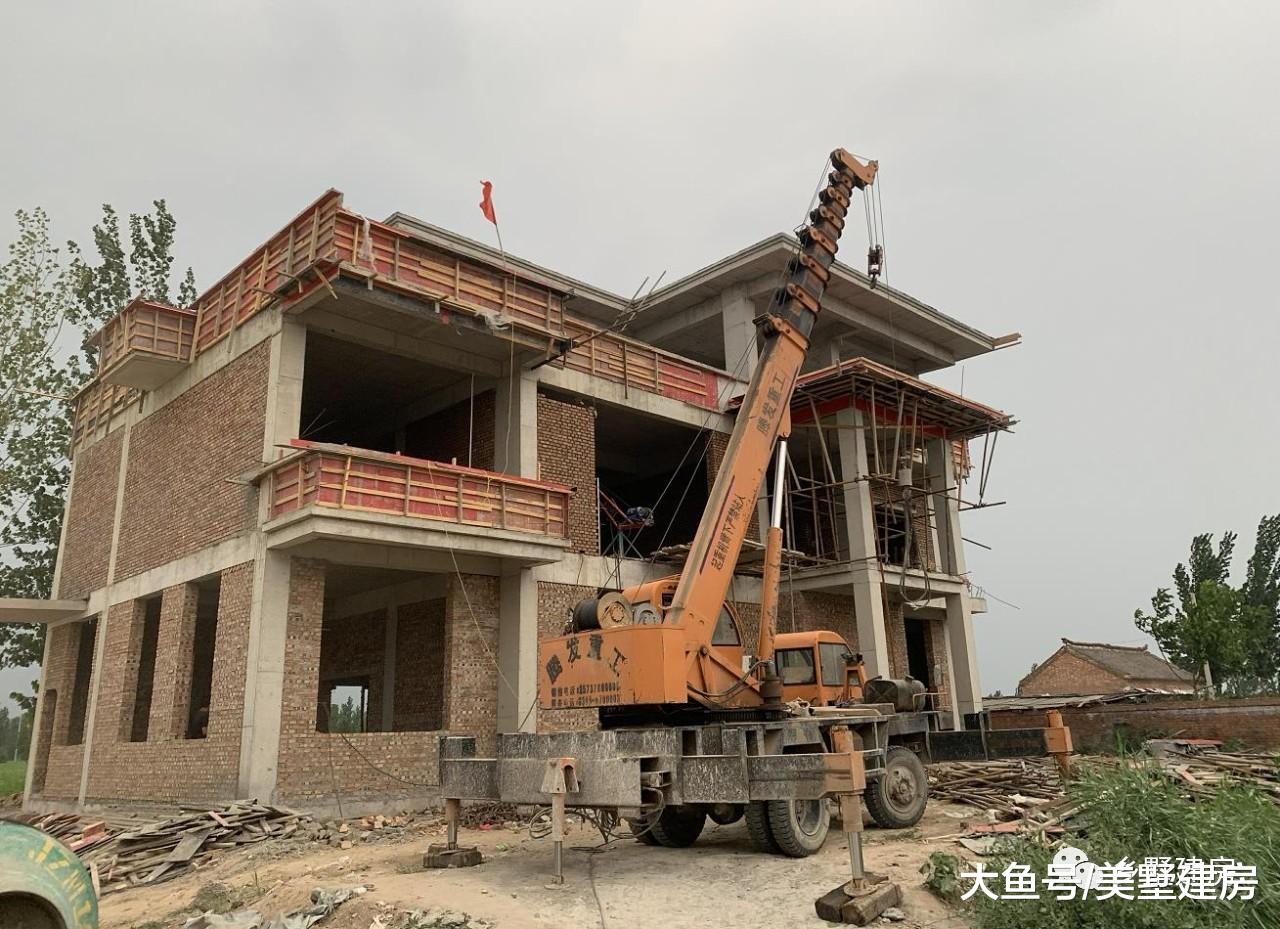 想建房别犹豫，现代风三层别墅来一套，村里人都夸赞你！