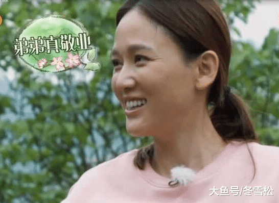 40岁陈乔恩下地干农活没化妆，素颜苍老认不出