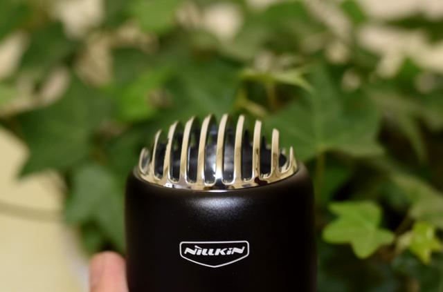 小巧便携的蓝牙音箱，手机出门追剧利器，还支持无线充电