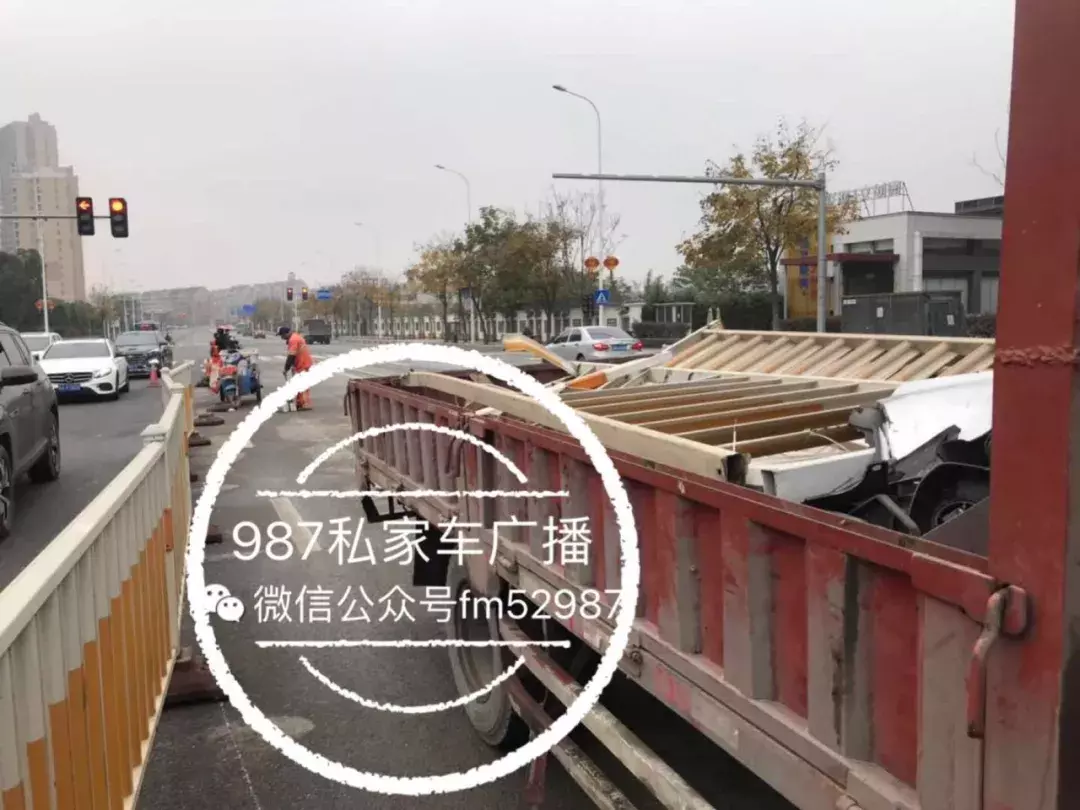 突发 | 福州火车南站交通事故, 护栏贯穿车辆前排位置......