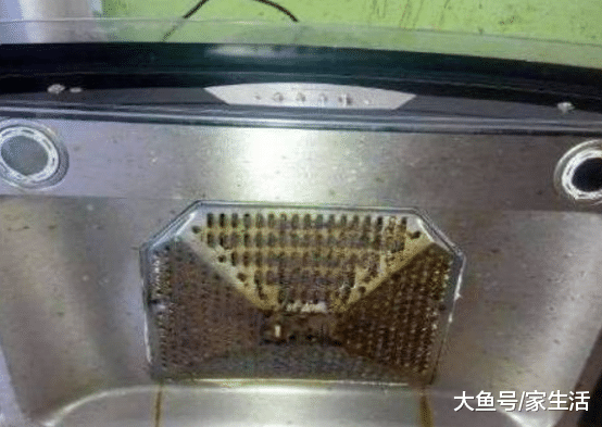 油烟机脏不要拆下来洗了，这样清洗最为管用，而且还特别省力