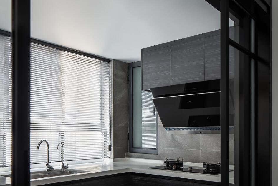 130平现代简约装修 用机理与色彩去柔化空间